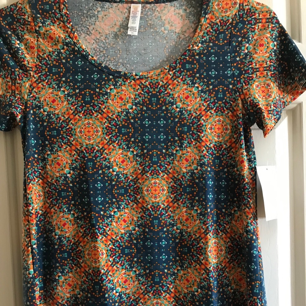 NWT pretty Lularoe classic tee!